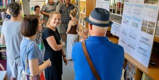 Architektin Julia Horbach aus Dachtel erklärt den Besuchern die Planung der Ortsbücherei-Sanierung.